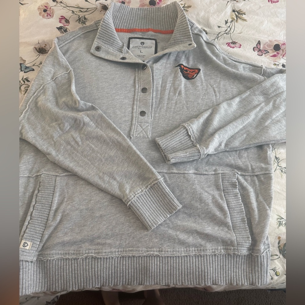 Oregon State Beavers Collegiate Colosseum Women's Light Gray sweater.